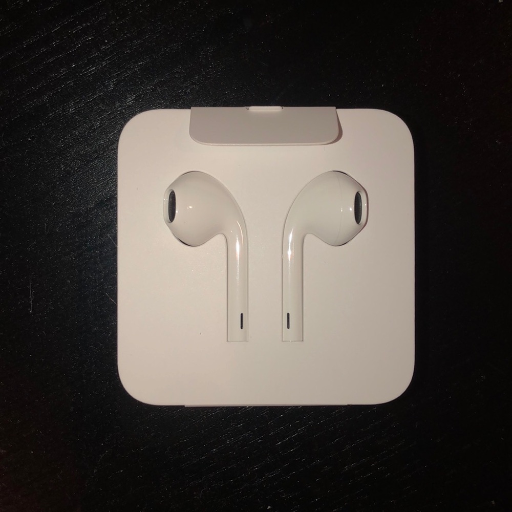 New Apple iPhone EarPods with Lightning Connector!